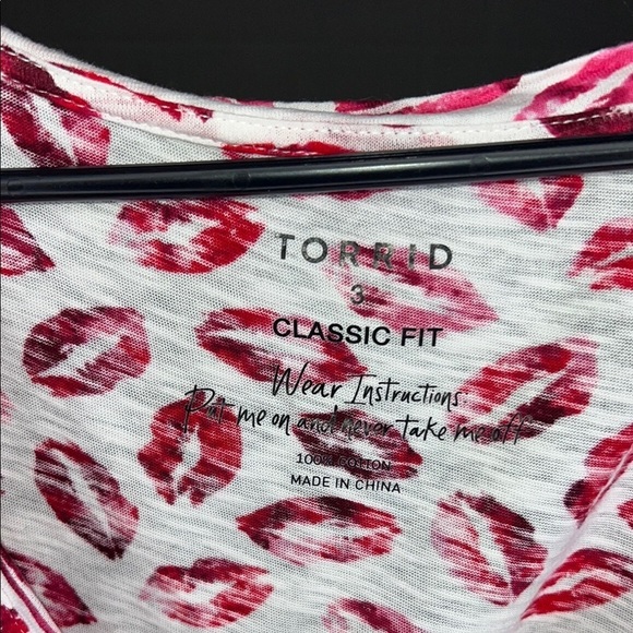 Torrid Kiss Print Women's Top - Picture 3 of 3